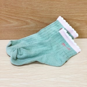 今までタオルで包んでもずれていた「保冷剤」は、いらない靴下に入れるのが正解だった【夏の工夫】