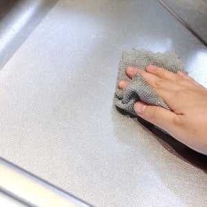 根っからズボラな私でも30秒でツヤツヤにできた。サラダ油でステンレスシンクを磨いてみた結果