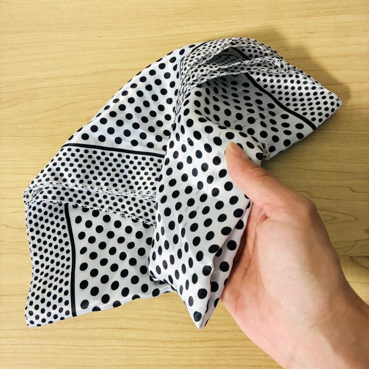 夏のお出かけはタオルやハンディファン、日傘などでいっぱい！「スカーフ」を活用した【持ち運び術】