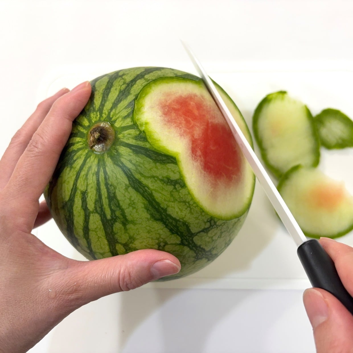  夏の風物詩「スイカ」は三角形に切らない方法が食べやすかった。実際に試したら、ひと口サイズが快適すぎた 