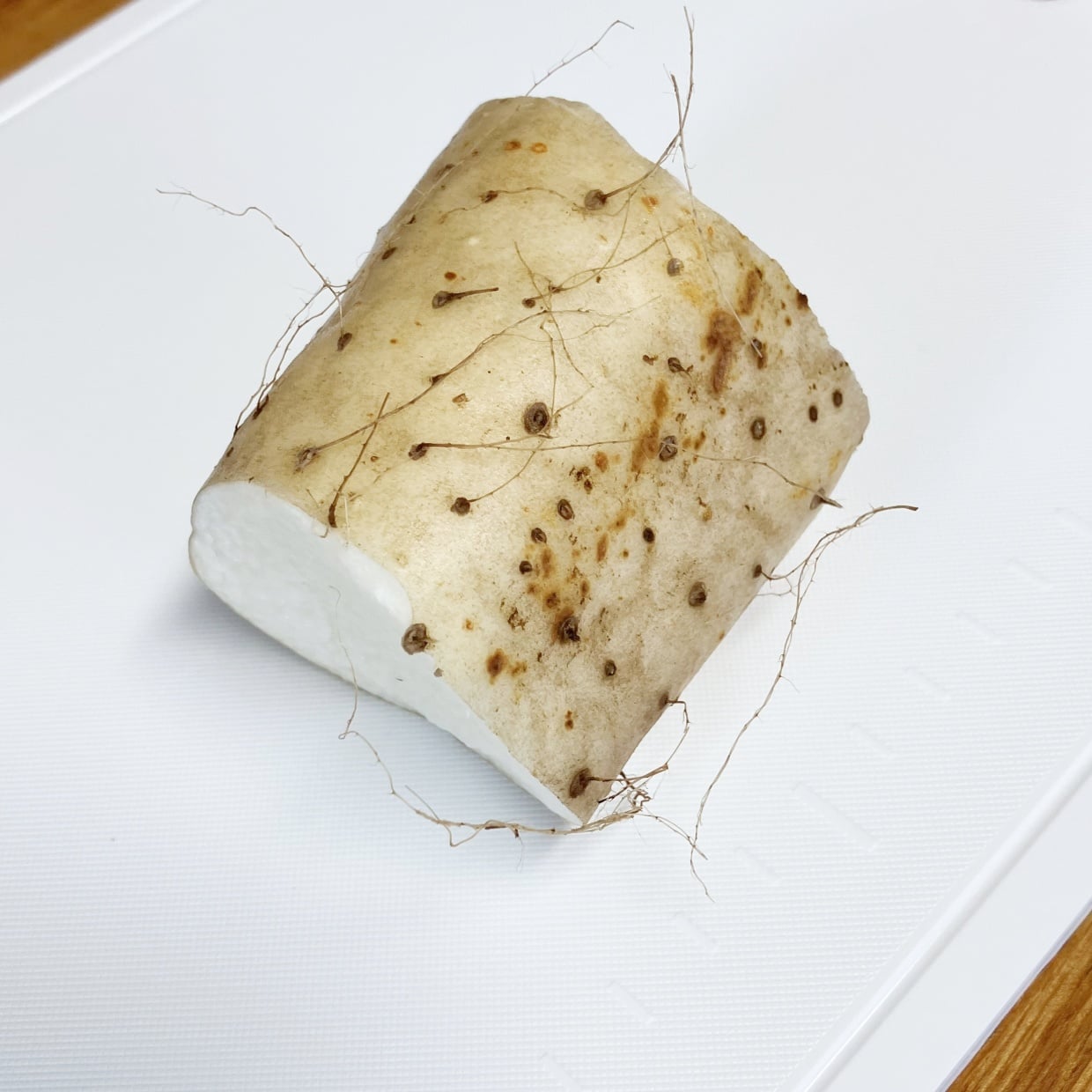  もうおろし器は使わない！「長芋」をすりおろさず“とろろ”を作る裏ワザ「叩いていくと…」「ラクすぎ！」 