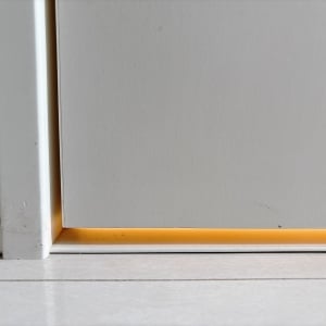 トイレのドア下の「隙間」は何のため？知らずに塞ぐと困る“意外な役割”
