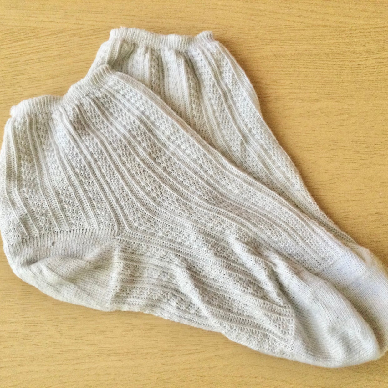 すっぽりと被せるだけ。穴が開いた「古い靴下」の再利用アイデア試してみた「発想になかった」