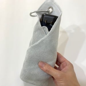 使ってみて実力を実感。【3COINS】濡れた傘もペットボトルも特殊な素材で包める「吸水レインクロス」