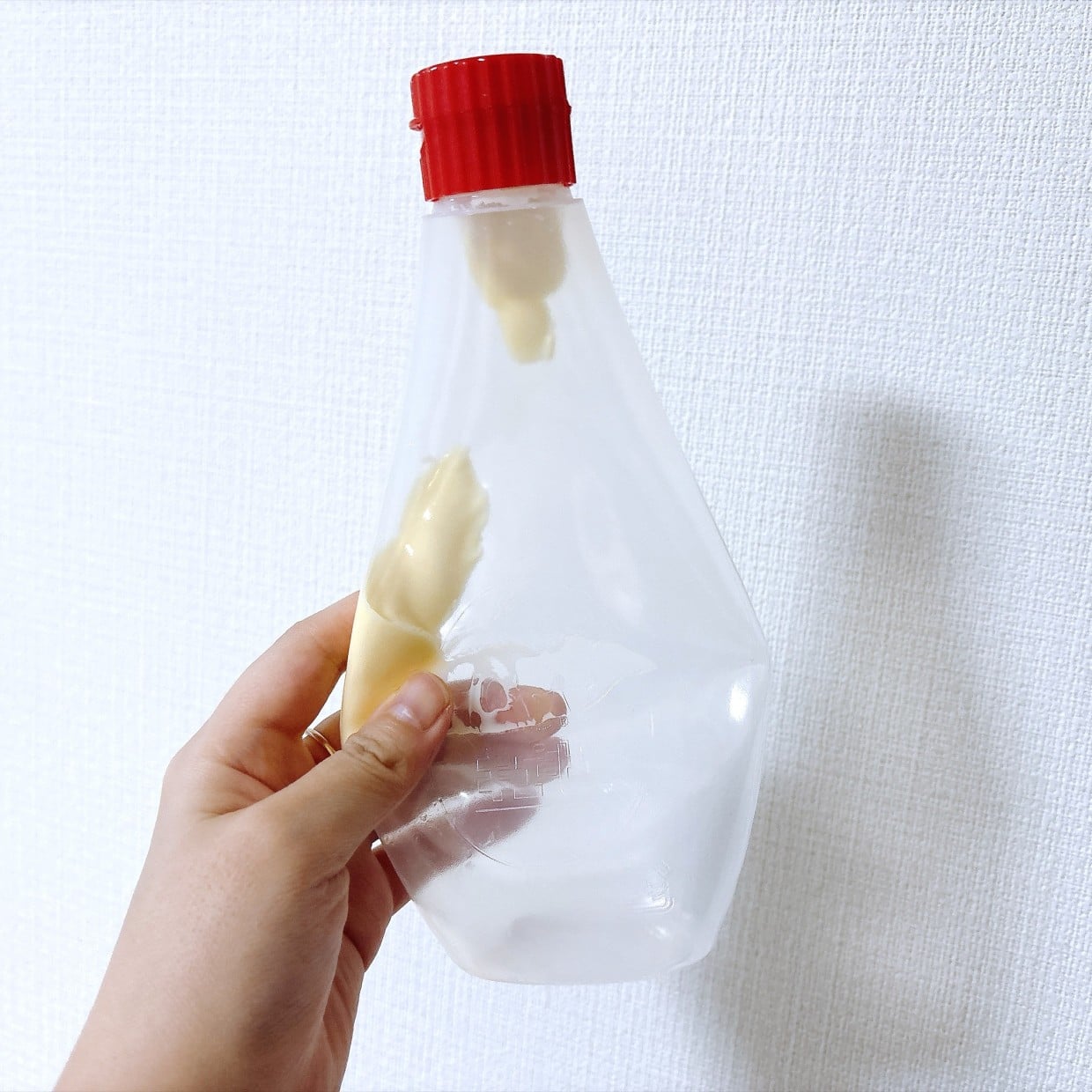  わざわざ洗剤で洗ってない？マヨネーズの空き容器の簡単な洗い方 