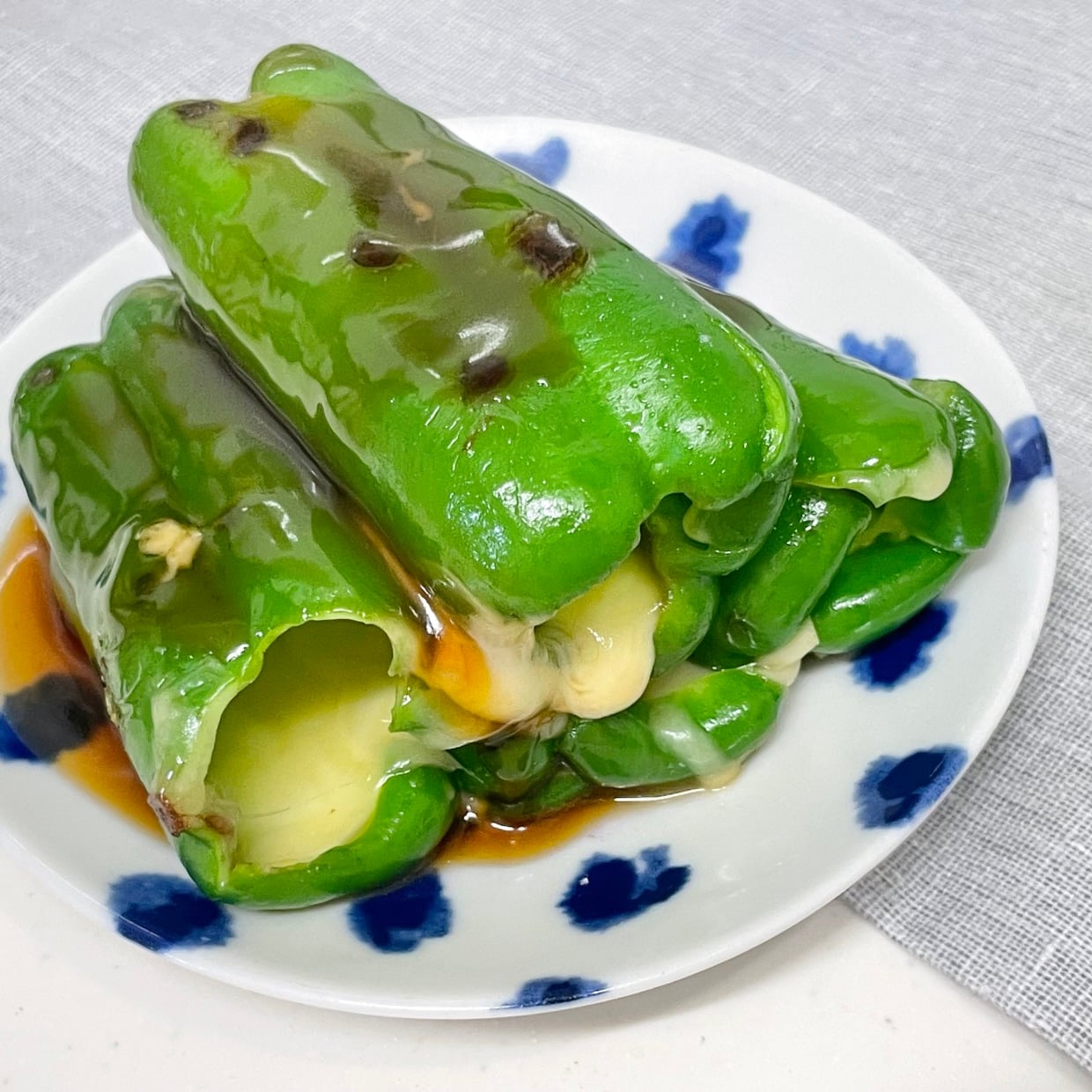  「ピーマン」にチーズを入れて焼くだけ！10分でできるご飯が進む夏のおかず 
