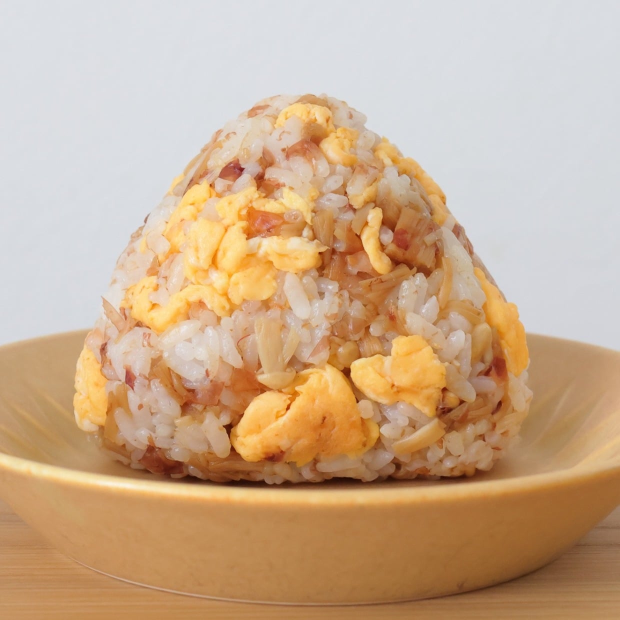  「おかかおにぎり」に2つ混ぜるだけ！1個で大満足できる具材の組み合わせ【夏休みの朝ごはん】 