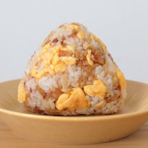 「おかかおにぎり」に2つ混ぜるだけ！1個で大満足できる具材の組み合わせ【夏休みの朝ごはん】