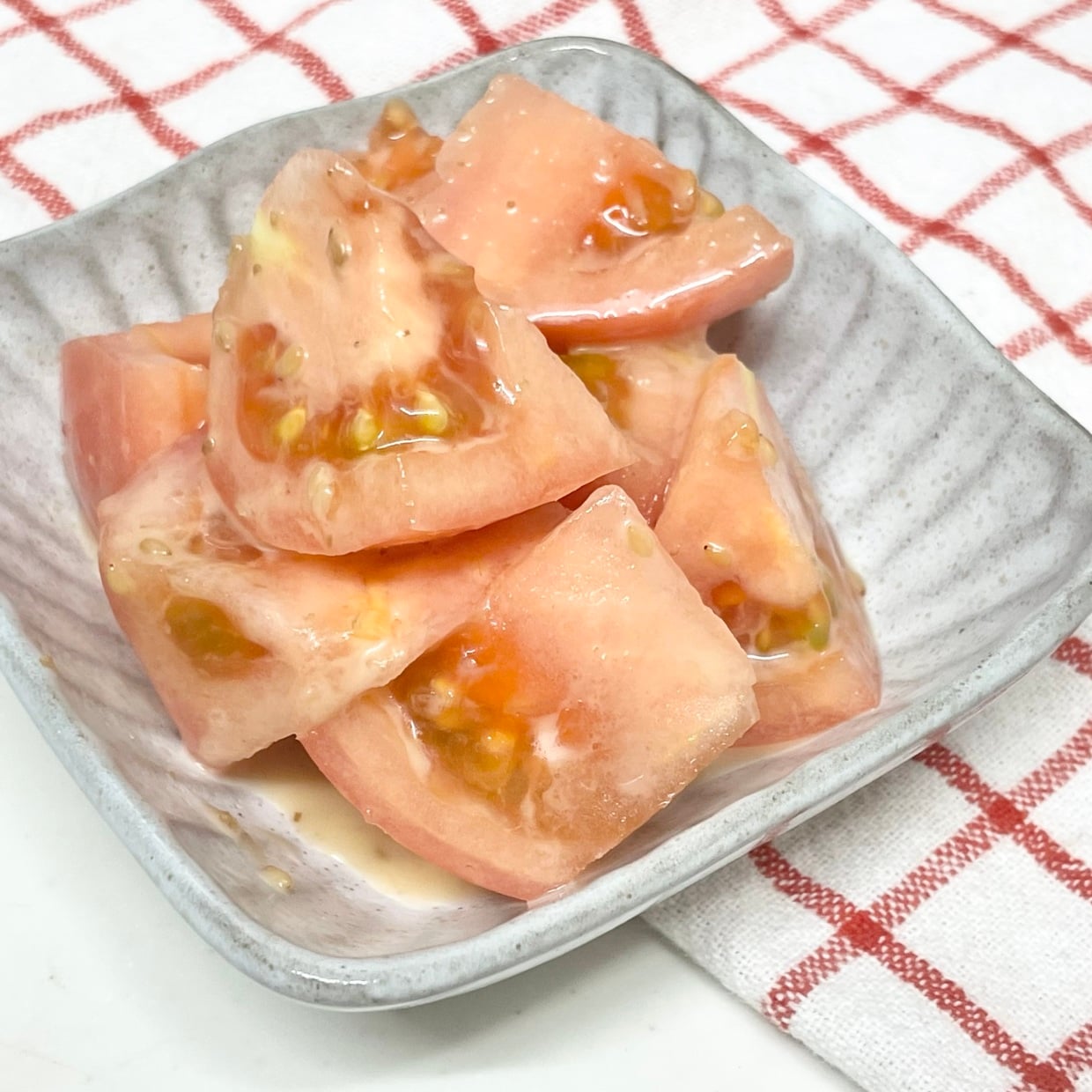  旬の「トマト」を切って混ぜるだけ！たんぱく質や食物繊維もとれるレシピ｜食育実践プランナーが解説 