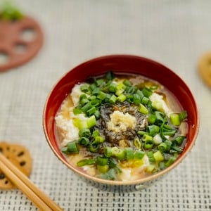 夏の「みそ汁」に4つ入れるだけ！食物繊維やたんぱく質も摂れるレシピ【夏らしい味】