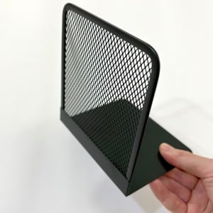 【セリア】「ブックエンドL型」を本以外で使う収納術3選「推し活グッズの見せる収納にも」「かけるだけ」