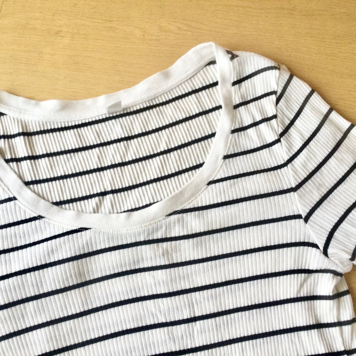  着ないTシャツを針金ハンガーにかぶせると…「地味ストレスが解消」「もう捨てない」【便利な活用術】 
