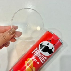 プリングルズのふたが紙コップにジャストフィット。お菓子の持ち運びに欠かせなくなりました