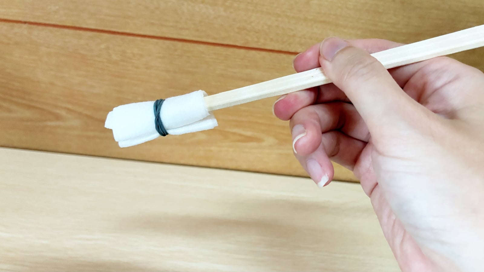 紙おしぼりが掃除棒に変身