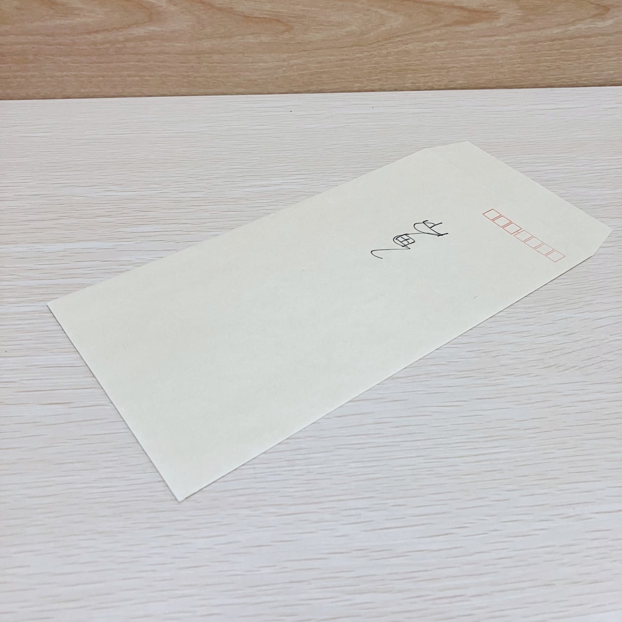  まだ使えそう…。書き損じた「封筒」にひと手間加えたら卓上ゴミ箱が完成！2児の母が実践する封筒リメイク 