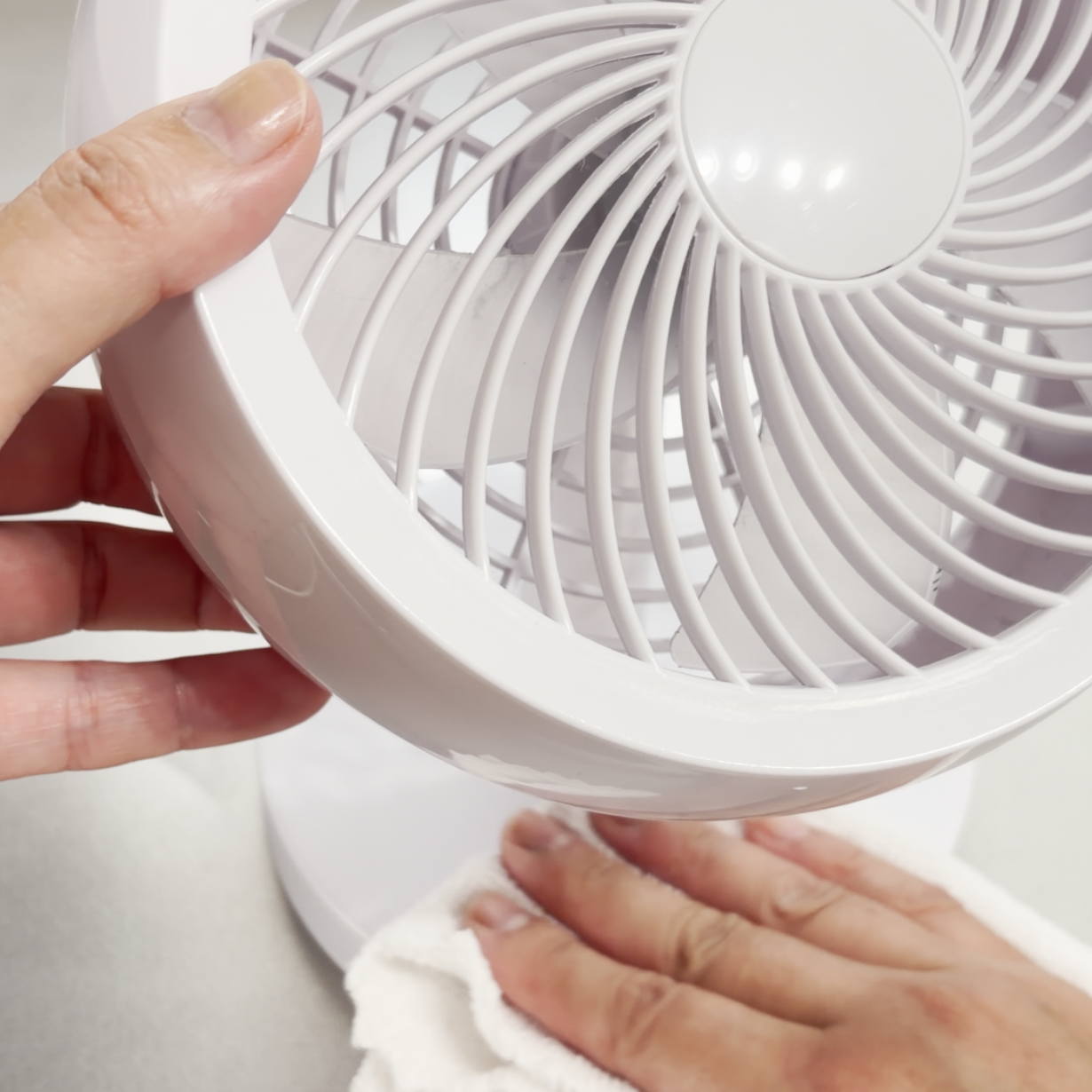  「分解しなくていい」「ペンキ用のはけ準備して」夏中使った「サーキュレーター」にたまった“ホコリ”掃除 