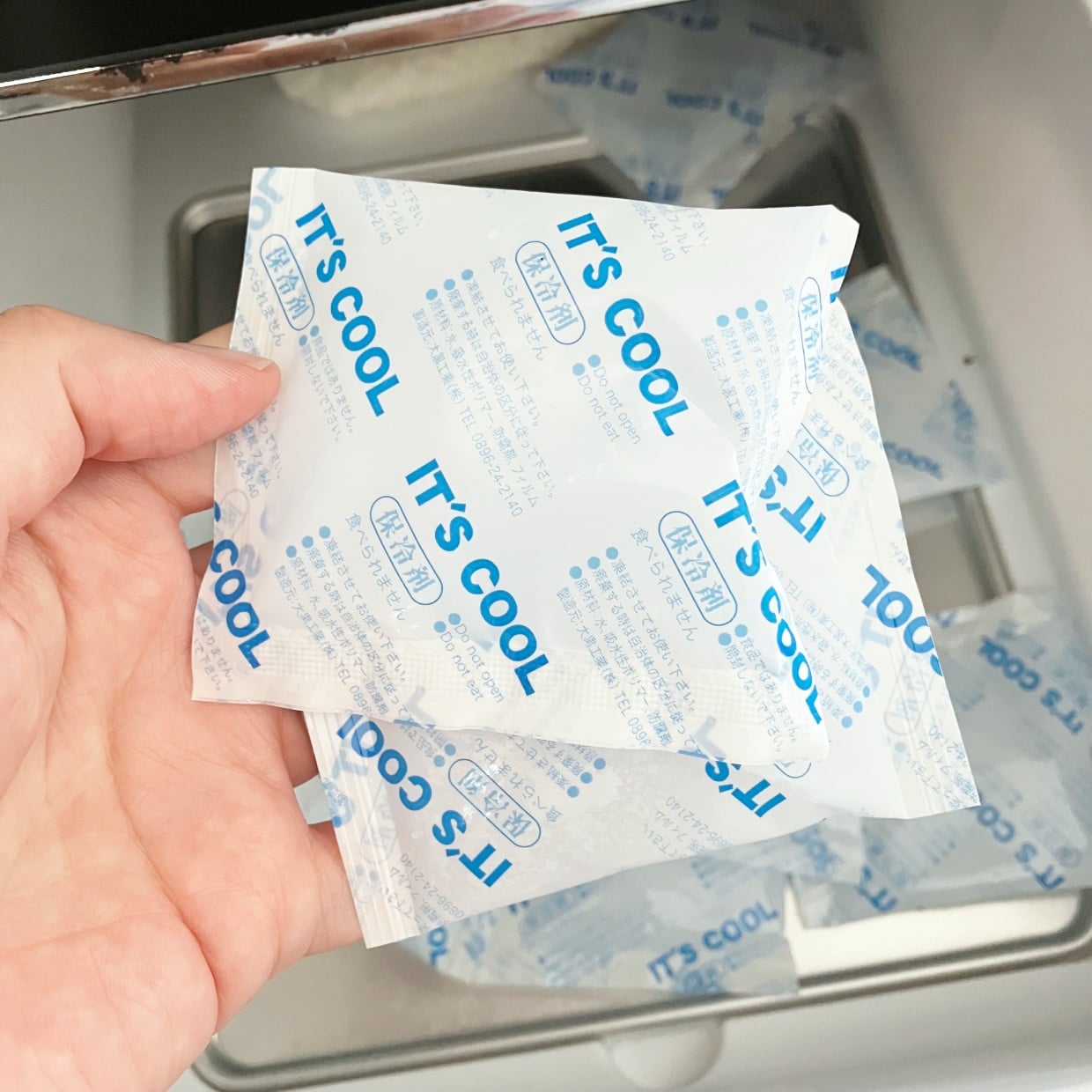  冷凍庫のあちこちにあった保冷剤が一気に扱いやすくなった！試して分かった保存術「早くやればよかった」 
