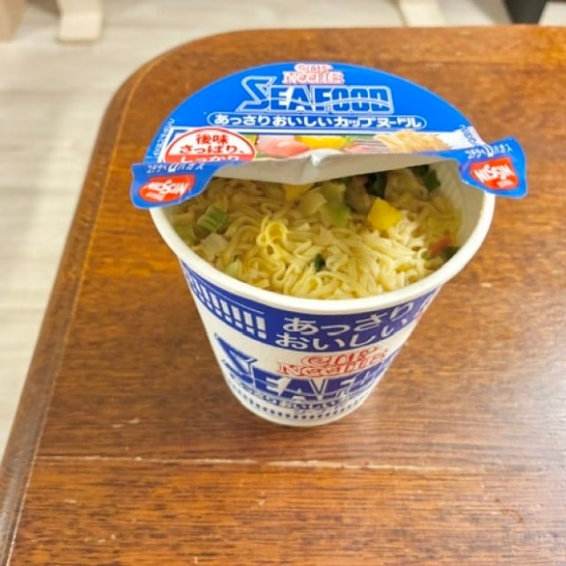  半信半疑で試したら…【カップヌードル】シールなしでも浮いてこない！たった3秒でフタをロックする裏ワザ 