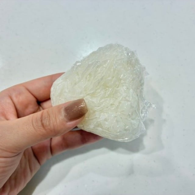  もう「おにぎり」はラップで握らない！あつあつご飯でも握れちゃう裏ワザ「キッチンアイテムを活用」 