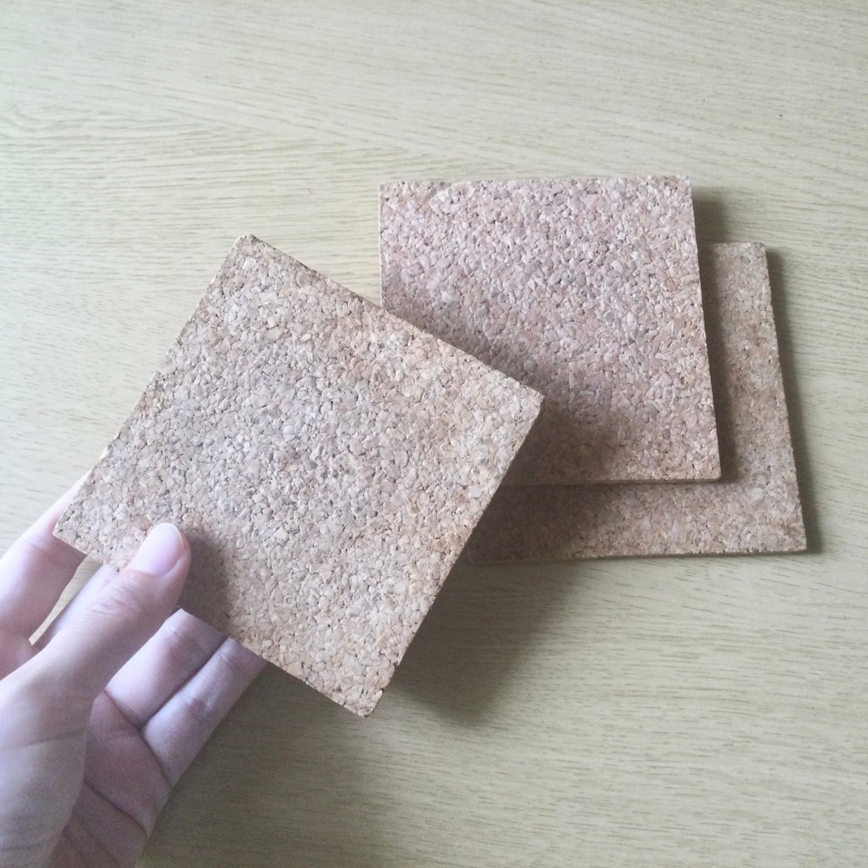  発想になかった。使っていない「コルクコースター」を冷蔵庫に…「敷くだけ」「思ってたより快適」 