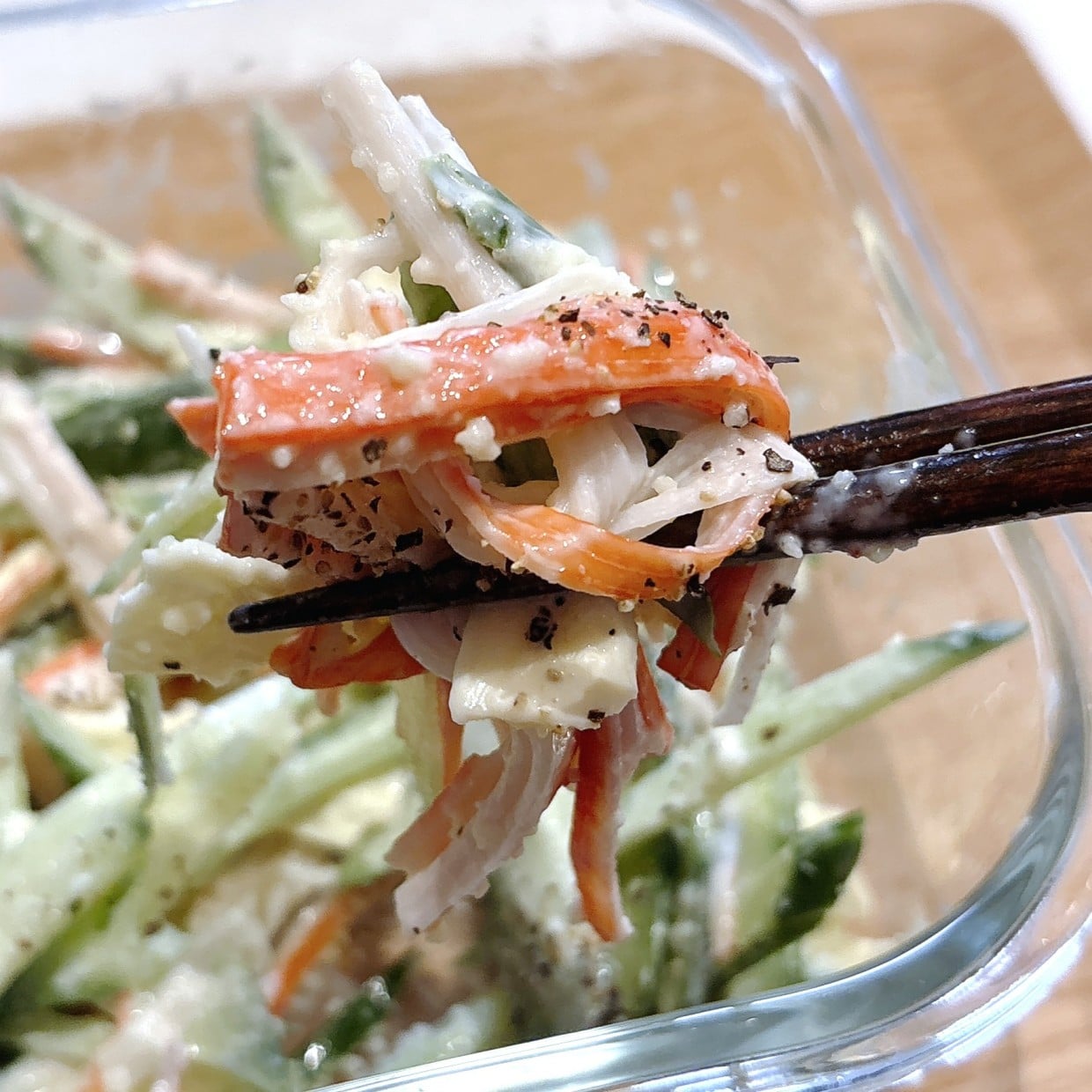 【夏野菜の1分クッキング】きゅうりとカニカマに2種のチーズを加えた“濃厚デリ風サラダ”「満足感ある」