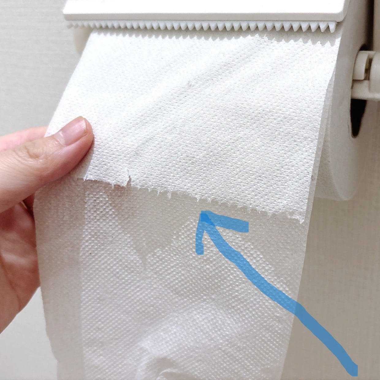  10秒で解決。「ダブルのトイレットペーパー」のミシン目がずれたときの“簡単対処”「ストレスが減った」 