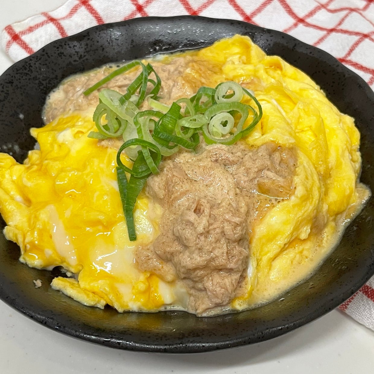 【10分で完成】ツナ缶と卵があればすぐできる！たんぱく質もとれる「ツナマヨ卵丼」