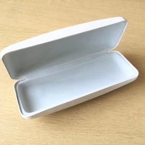 使っていない「メガネケース」にメガネ以外入れてみたら…「持ち運びに便利だった」「コンパクトで丈夫」