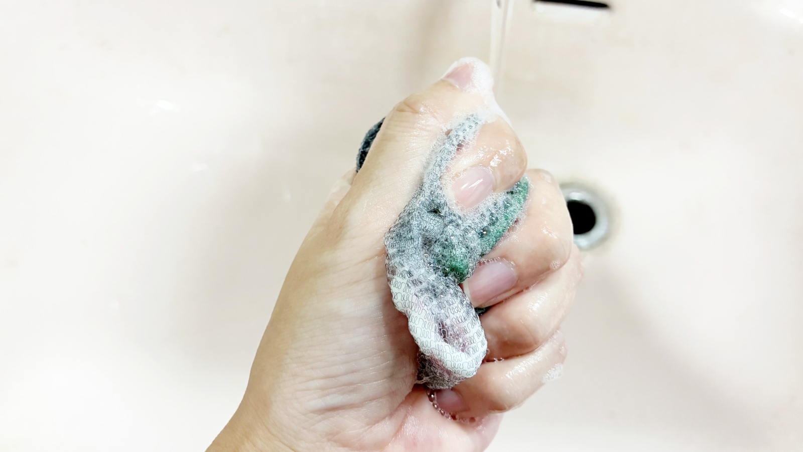 水切りネットを「汚れた靴下の予洗い」に活用：モミ洗いしている靴下