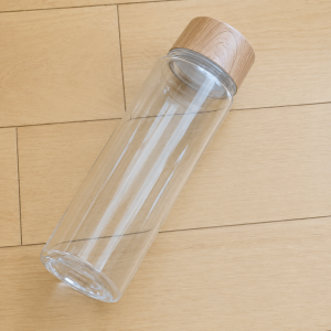 100均「透明ドリンクボトル」が充電ケーブルの収納容器に変わる【意外な活用法3選】