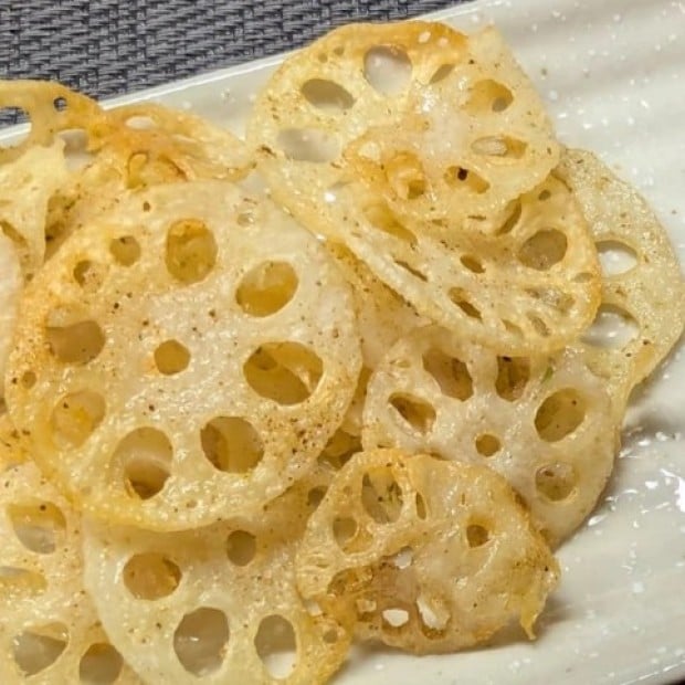  旬の「れんこん」をレンチンして揚げるだけ！子どもがよろこぶ「カリカリ蓮根チップス」 