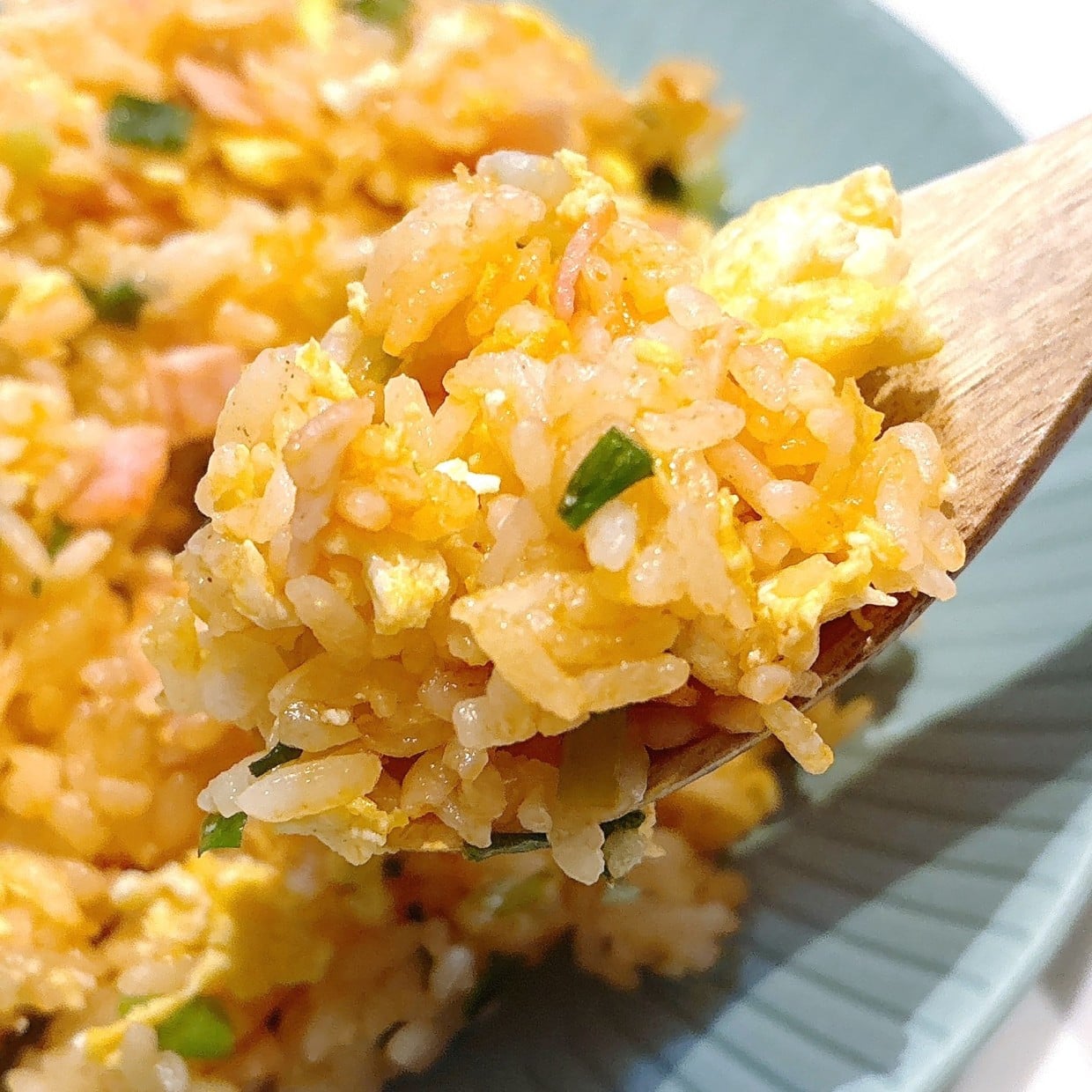 「水分を飛ばすのがポイント」赤い調味料大さじ1加えるだけで「チャーハン」が“香ばしく濃厚”になる