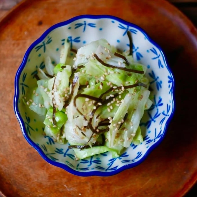 レンチンして和えるだけ！キャベツがモリモリ食べられる「塩昆布和え」