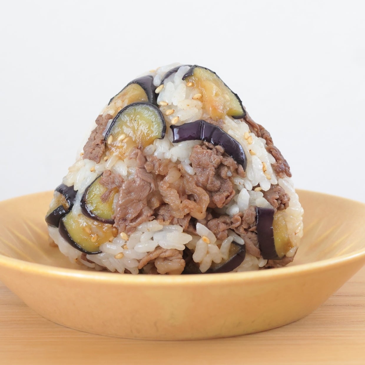  秋が旬の「なす」をおにぎりに混ぜると？1個で大満足！おにぎり作家もハマる「やみつき味」 