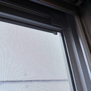 スポンジや布より手軽？「網戸」を取り外さずに“細かく掃除”する意外な方法【秋のかんたん掃除】