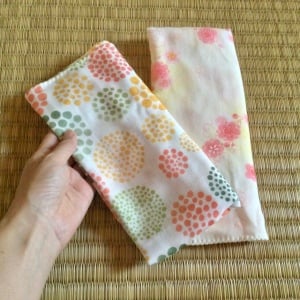 使わない手ぬぐいで花瓶を包むと→「華やかでいい！」「結んでもよさそう」【便利な活用術】