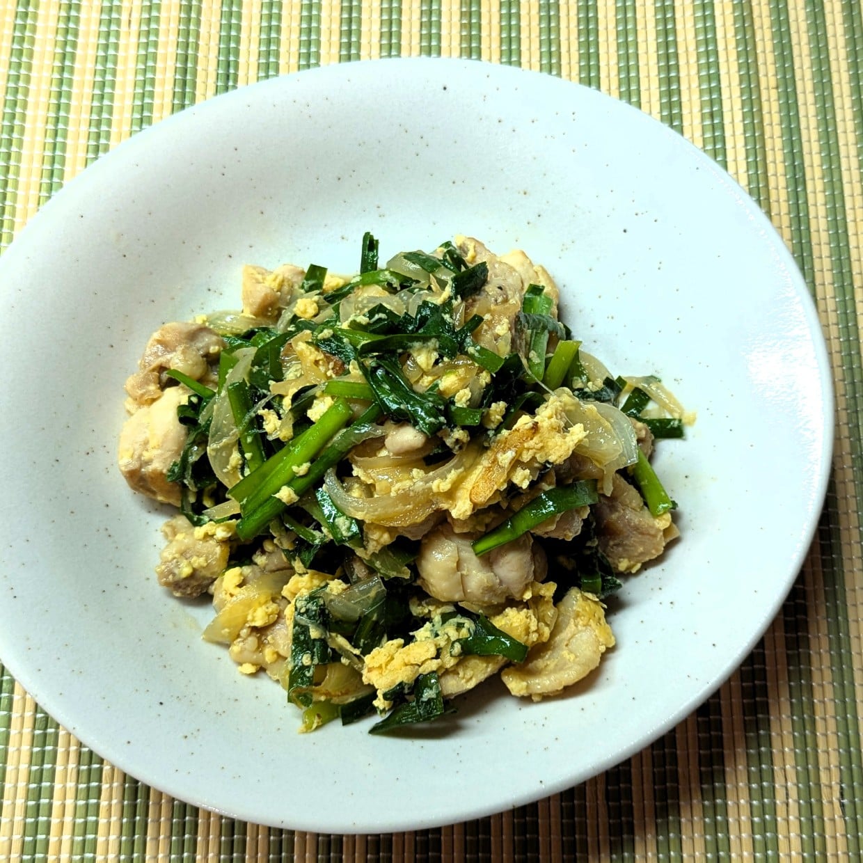  ご飯がとまらない！鶏もも肉とニラを「ふわふわ卵」で炒めたら絶品だった 