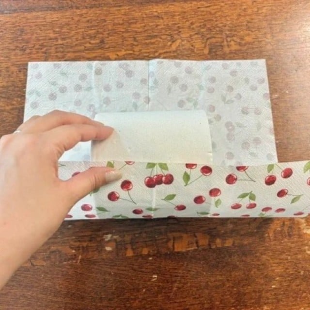  トイレットペーパーを「ペーパーナプキン」で巻くと？→生活感が出ずおしゃれに【10秒で完成】 
