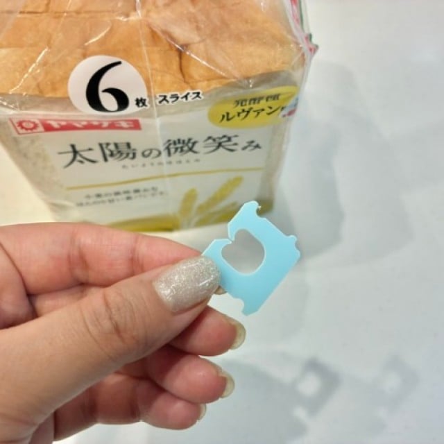  食パン袋の「留め具」を半分に折ると？「料理中に便利！」「地味に気になってた」 