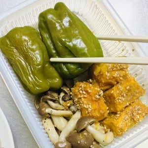 包丁もまな板もお皿も不要！クッキングシートに包んでレンジでチン【主菜と副菜の3品が一気に完成】