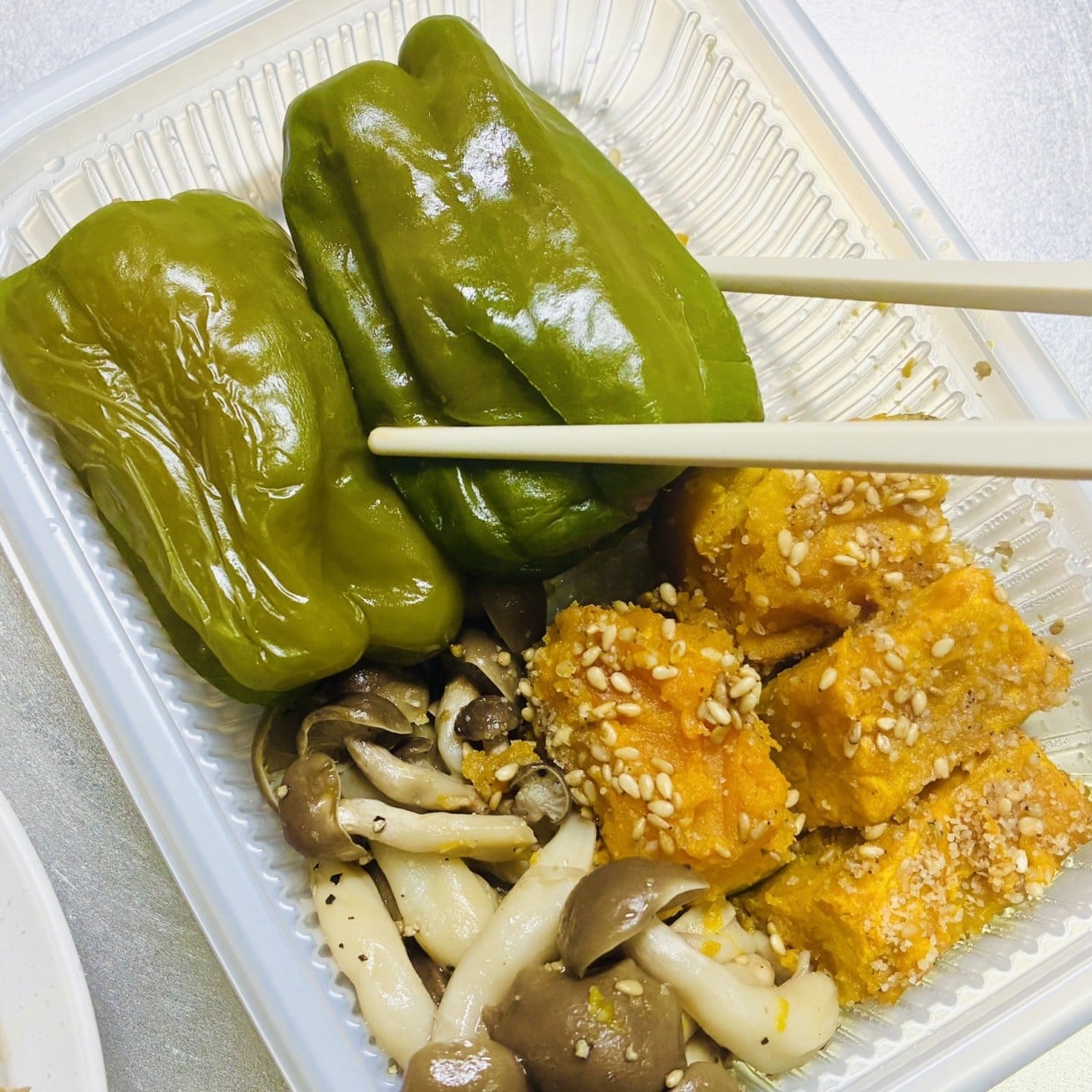 包丁もまな板もお皿も不要！クッキングシートに包んでレンジでチン【主菜と副菜の3品が一気に完成】