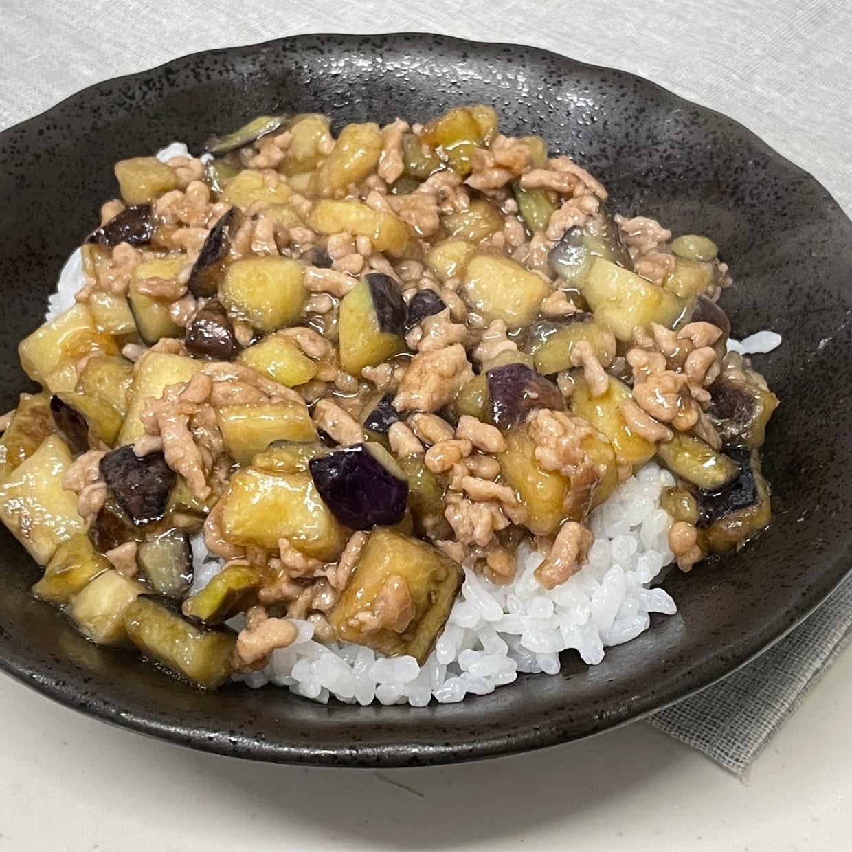 とろとろなすに甘辛だれがたまらない！帰宅後10分で作れる「なす照りそぼろ丼」