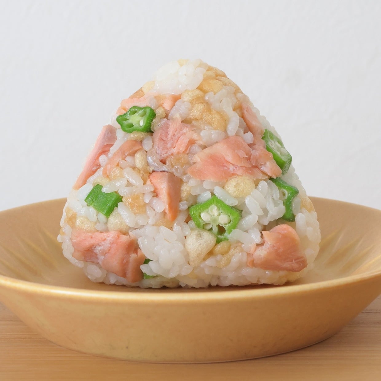 朝「おにぎり」に3つ混ぜるだけ！1個でたんぱく質や食物繊維もとれるレシピ