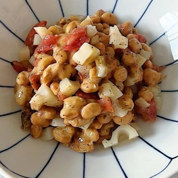  朝「納豆」に2つ混ぜるだけ！食物繊維やビタミンCもとれるレシピ｜発酵食品マイスターが解説 