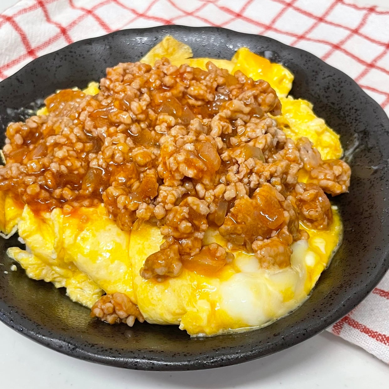  オムライスはもう包まない！卵とひき肉をのせるだけ「オムレツ丼」が簡単すぎる 