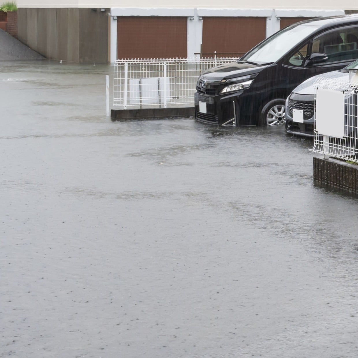 大雨のときにやらないで。危険を招く“NG行動3つ”「いけるだろう、は危ない」
