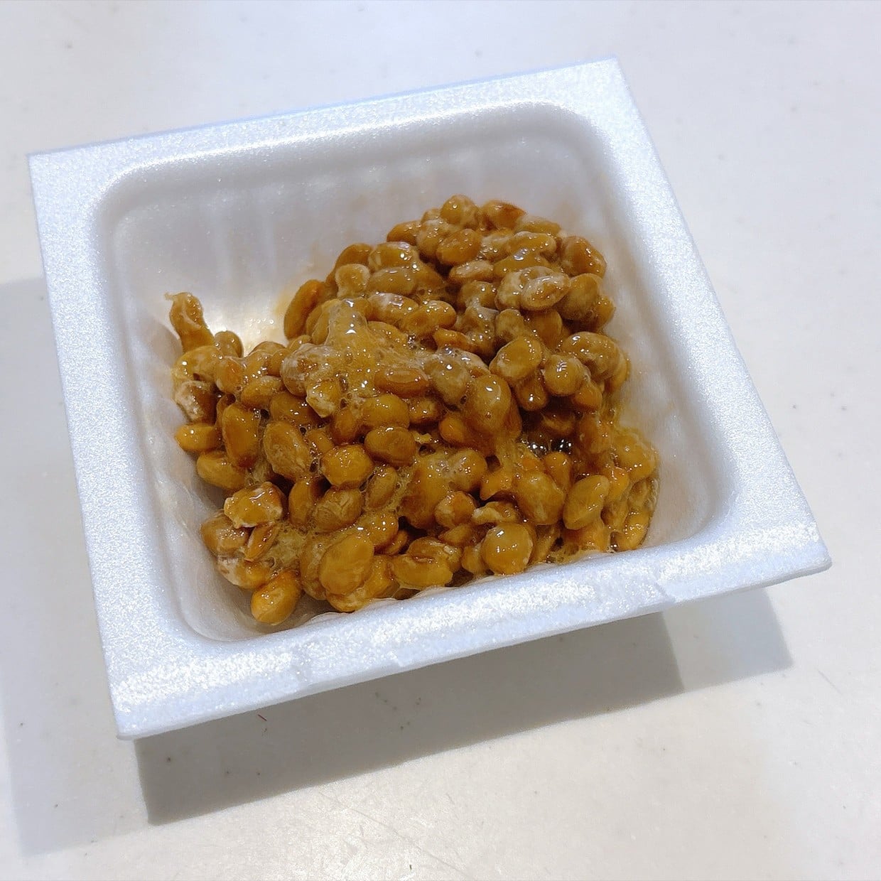  わざわざ洗剤で洗ってない？食べ終えた納豆パックの簡単な洗い方「10秒でぬめりが取れた」 