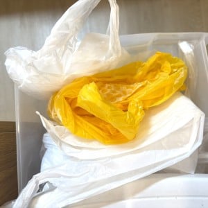 かさばったまま放置してた袋が1枚ずつスルスルでてきた。たたまなくてOK【レジ袋のすっきり収納】