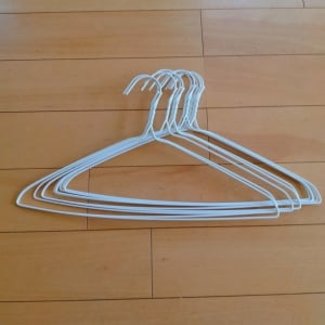 針金ハンガーの左右を折ってみると…「ピッタリ！」「形も崩れなくていい」【便利な活用術】