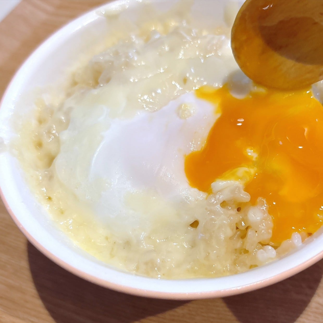  もうやめられない。「大さじ1」かけるだけ。「卵かけごはん」が“とろとろ食感”になるリッチな一杯 